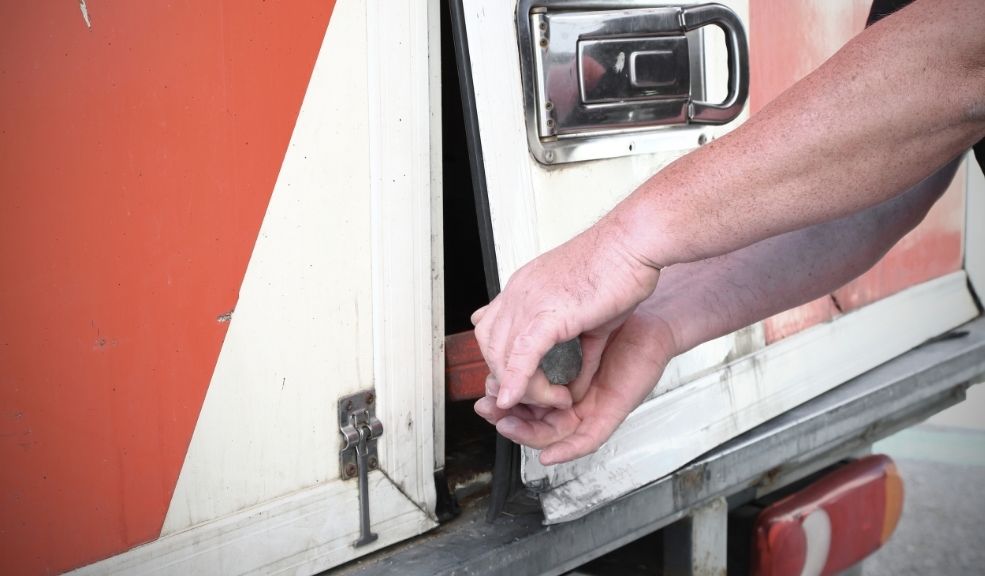 En Tocancipá capturaron a 2 sujetos por robar un camión: así fueron pillados 1 En Tocancipá capturaron a 2 sujetos por robar un camión: así fueron pillados La actitud sospechosa de dos sujetos fue clave para dar con su captura. Así cayeron los ladrones del camión en Tocancipá.