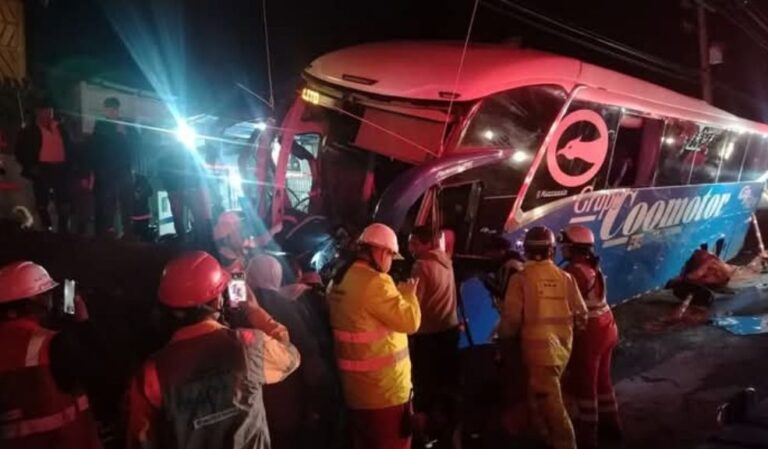 Trágico choque de bus deja un muerto y múltiples heridos en la vía Girardot-Bogotá