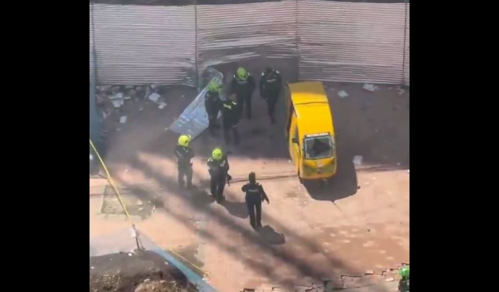Nuevos detalles de la explosión en Fontibón Uno de los bicitaxis fue el más afectado por la explosión, mientras que su conductor resultó herido y tuvo que ser trasladado a un hospital junto a una mujer, que también trabaja en estos vehículos. Otras cuatro personas que pasaban por el lugar fueron alcanzadas por las esquirlas, pero las autoridades confirmaron que sus heridas no revisten gravedad.