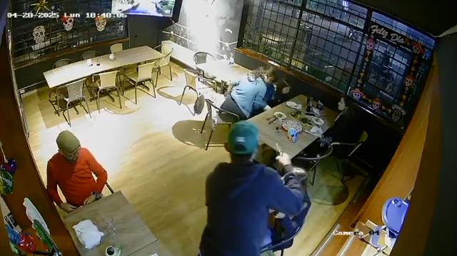 Violento atraco en un restaurante de Teusaquillo 2 Violento atraco en un restaurante de Teusaquillo Sin mediar palabra, el bandido saca un arma y de inmediato comienza a intimidar a los comensales y personal del restaurante.