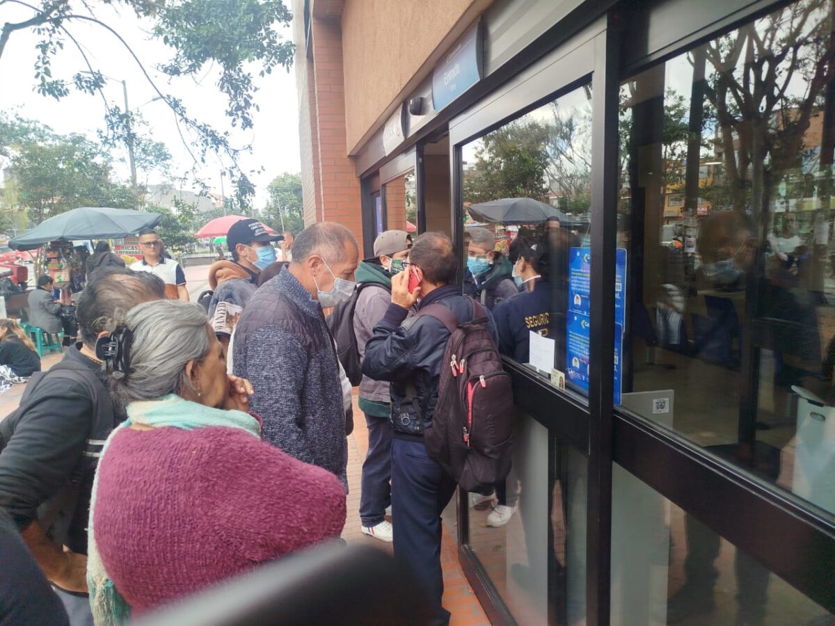 El drama de los pacientes de la Clínica Ciudad Roma tras el cierre de urgencias Decenas de pacientes de la Clínica Ciudad de Roma muestran su inconformidad por el cierre del servicio de urgencias. Q'HUBO habló con ellos.