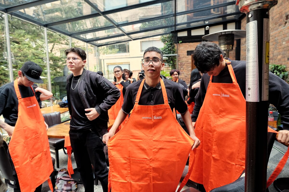 Bogotá abre convocatoria para que jóvenes se formen en gastronomía La Secretaría de Integración Social de Bogotá ha lanzado una nueva convocatoria dirigida a jóvenes que deseen formarse en gastronomía y mejorar sus oportunidades laborales.