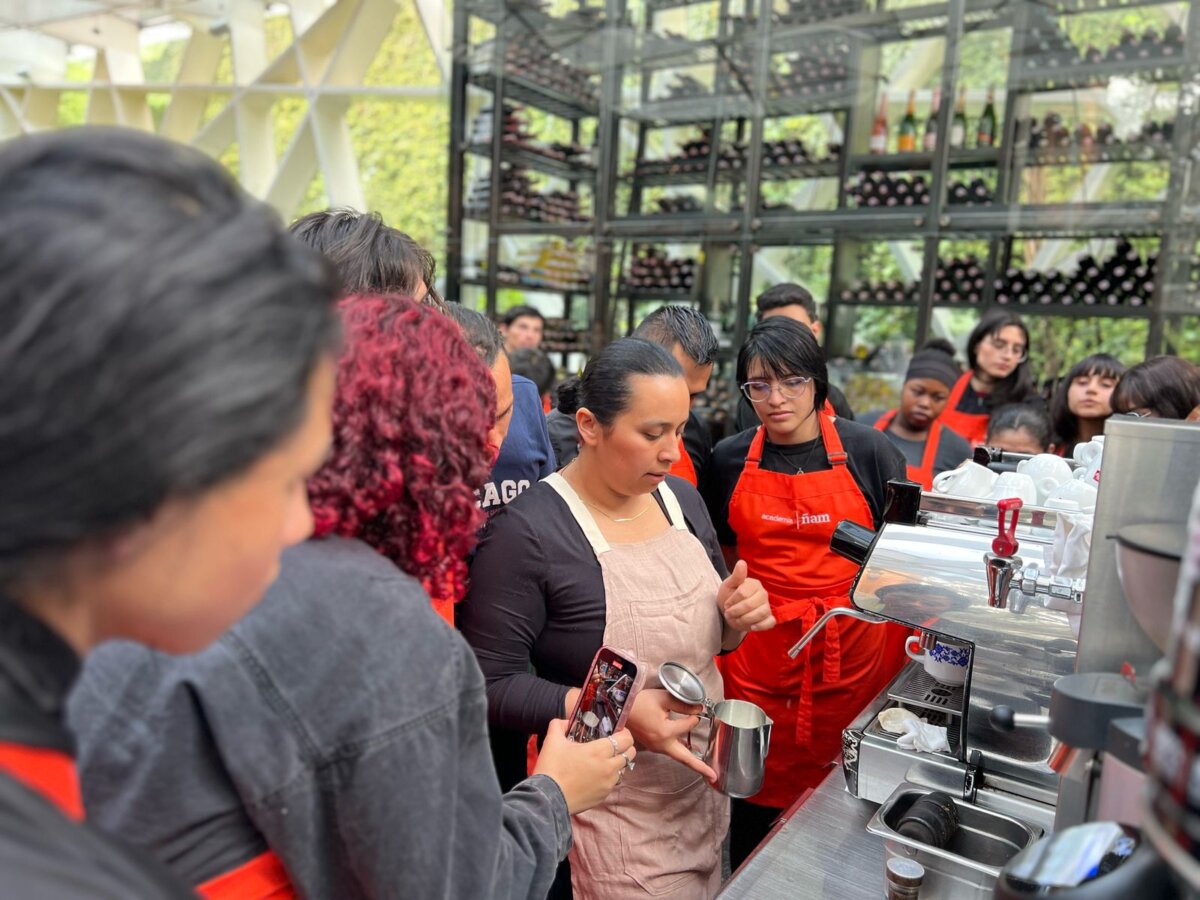 Bogotá abre convocatoria para que jóvenes se formen en gastronomía La Secretaría de Integración Social de Bogotá ha lanzado una nueva convocatoria dirigida a jóvenes que deseen formarse en gastronomía y mejorar sus oportunidades laborales.