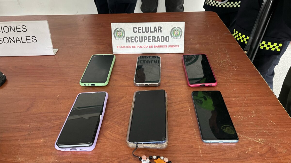 Los capturaron por el GPS del celular que acababan de robar en Barrios Unidos 1 Los capturaron por el GPS del celular que acababan de robar en Barrios Unidos Los hechos ocurrieron en inmediaciones del CAI 7 de Agosto, donde los policías recibieron la alerta desde la central de radio sobre un violento hurto en curso dentro de un bus.