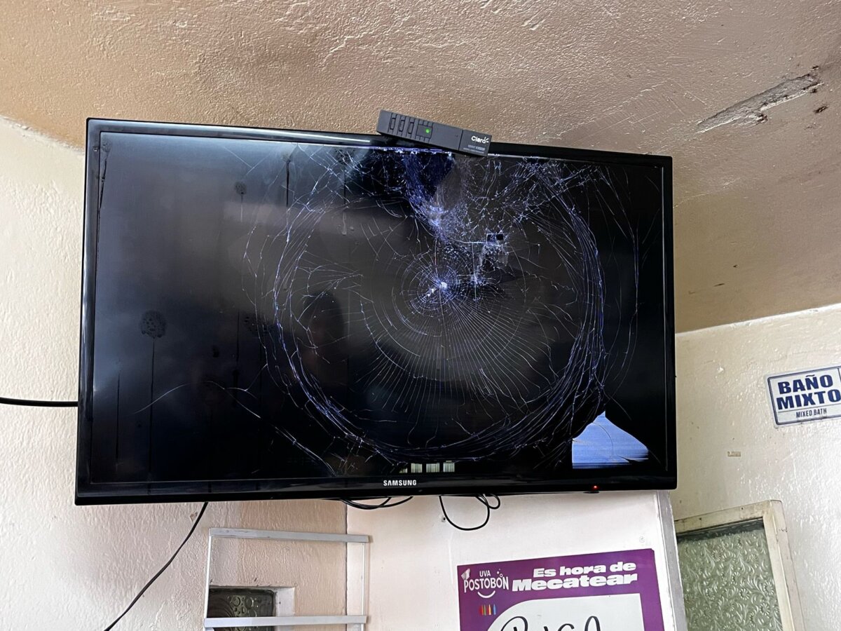Barristas destruyeron un local por agredir a un joven 3 Barristas destruyeron un local por agredir a un joven La dueña del negocio también asegura que son hinchas conocidos en el sector, los ha visto varias veces reunidos en el área cercana donde ocurrieron los hechos.