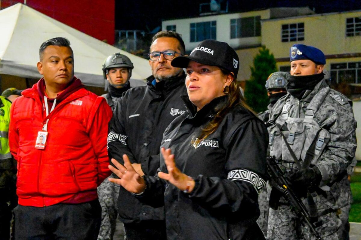 ¡Funza le pone tatequieto a la delincuencia! Bajaron los robos y hay más seguridad En Funza la seguridad va pa’ arriba y los ladrones pa’ fuera. La Alcaldía Municipal prendió las alarmas, pero no por malas noticias, sino porque los delitos bajaron en un 40% durante el último año, y eso tiene contentos a los funzanos.
