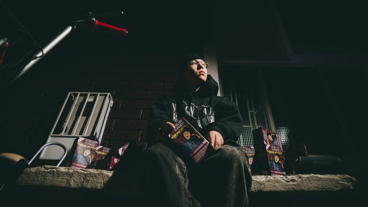 Hablamos con El Muisca, el rapero bogotano que le canta a su ciudad, al amor y al vino en caja El Muisca nos contó detalles sobre su historia en la escena del rap capitalino y nos presentó Musa, su nuevo álbum, del que se desprende un tema inspirado en una de las bebidas más populares entre los jóvenes de Bogotá.