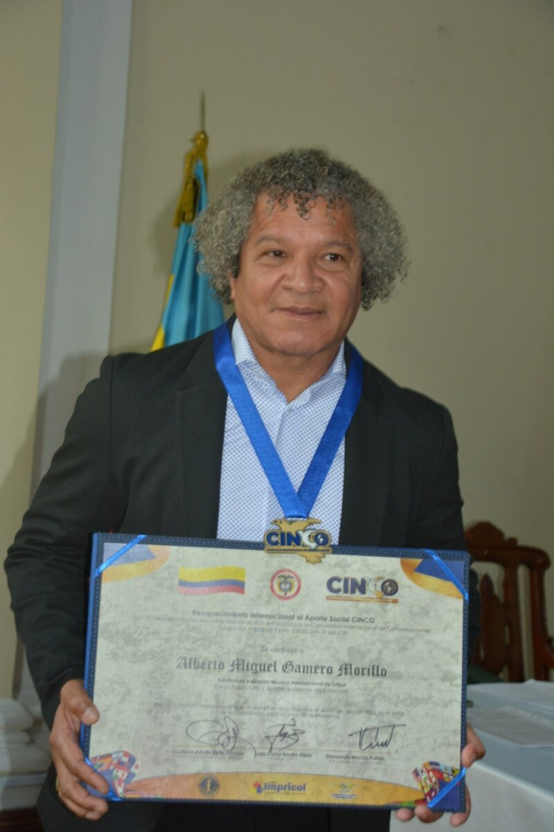 El profe Gamero recibió importante reconocimiento en el Congreso de la República
