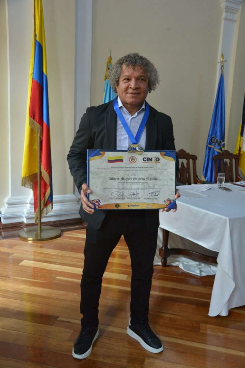 El profe Gamero recibió importante reconocimiento en el Congreso de la República Alberto Gamero fue reconocido en el Congreso por su aporte social con los jóvenes deportistas del país.