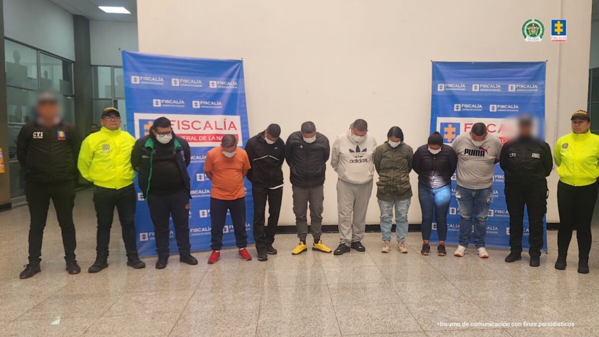 Capturaron a banda que robó $1200 millones del Banco Agrario de El Colegio 3 Capturaron a banda que robó $1200 millones del Banco Agrario de El Colegio Luego de cometer el hurto, los bandidos escaparon en una ambulancia, por eso fueron llamados como 'Los Camilleros'.