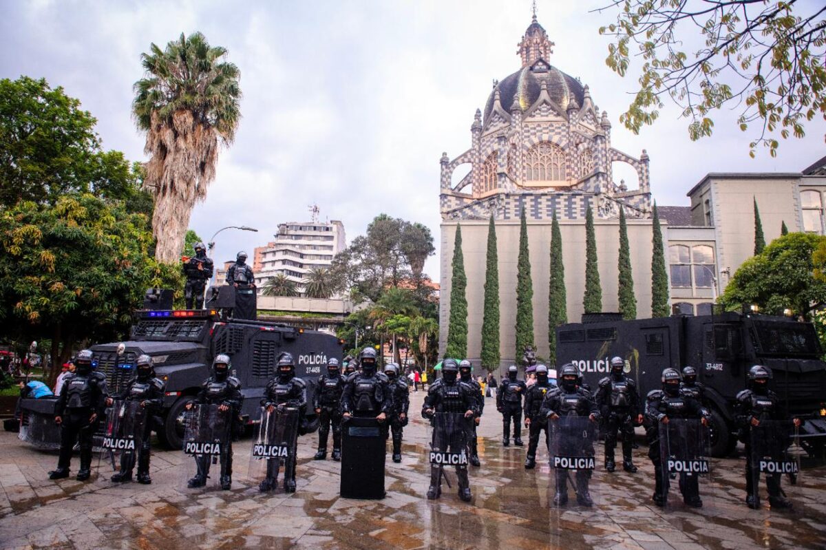 Los cambios y desafíos de la Undmo de la Policía en 26 años de historia La Policía Nacional de Colombia conmemora los 26 años de la Unidad de Diálogo y Mantenimiento del Orden (Undmo). Así ha sido su transformación.