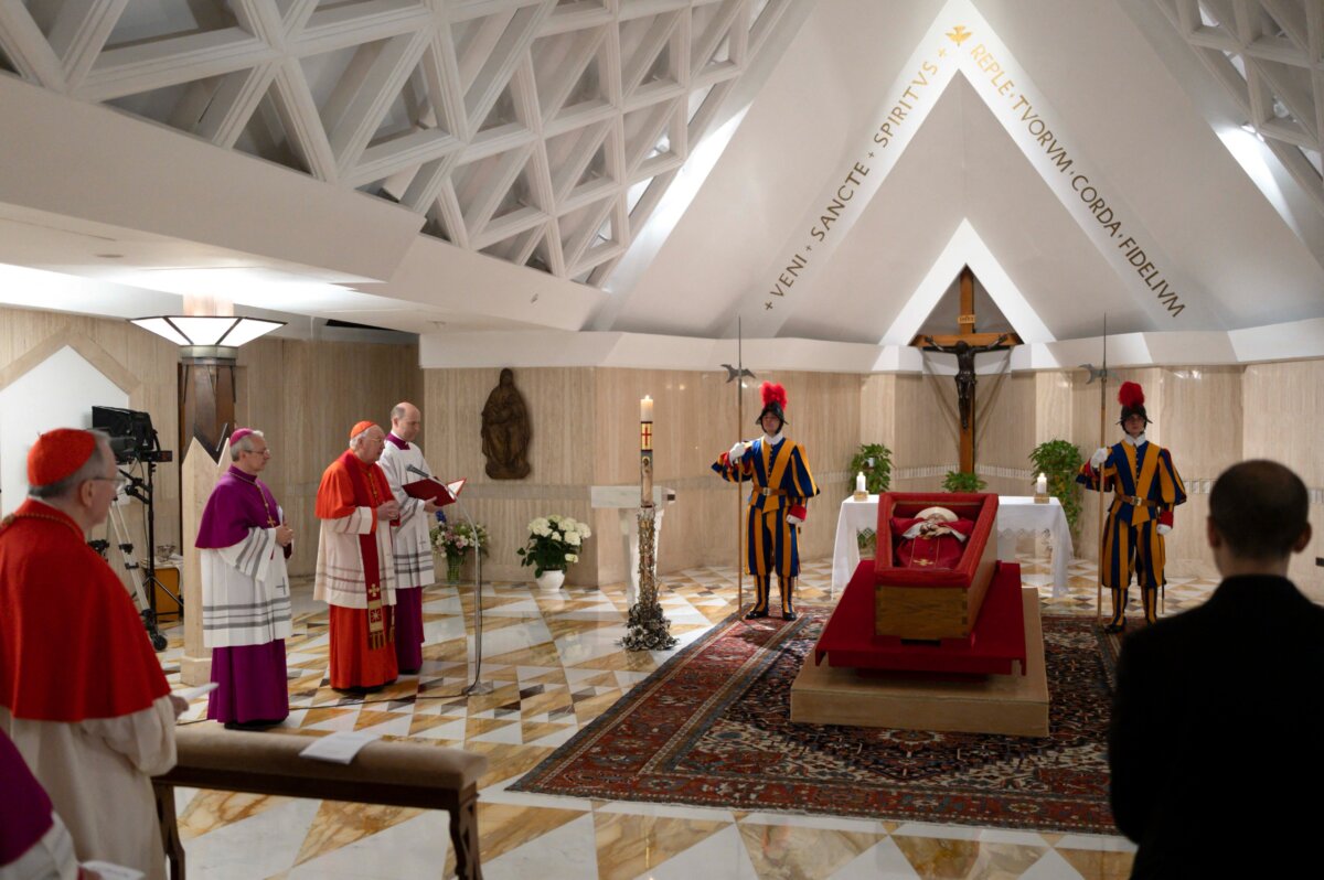 Primeras imágenes del féretro del papa Francisco 2 Primeras imágenes del féretro del papa Francisco