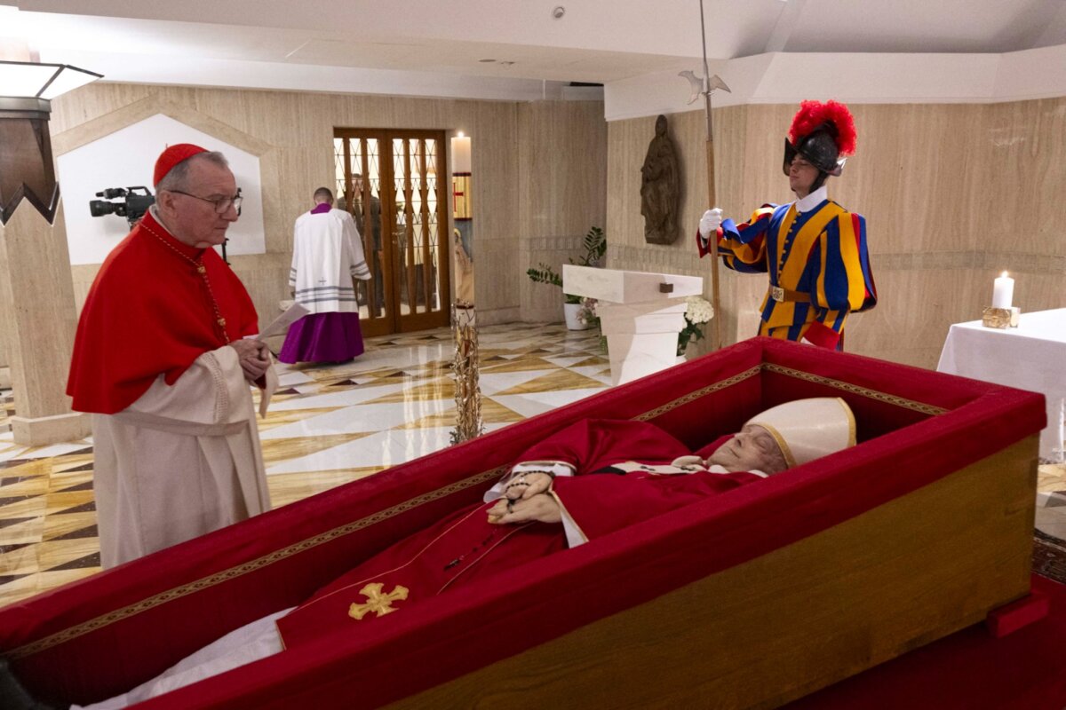 Primeras imágenes del féretro del papa Francisco 3 Primeras imágenes del féretro del papa Francisco