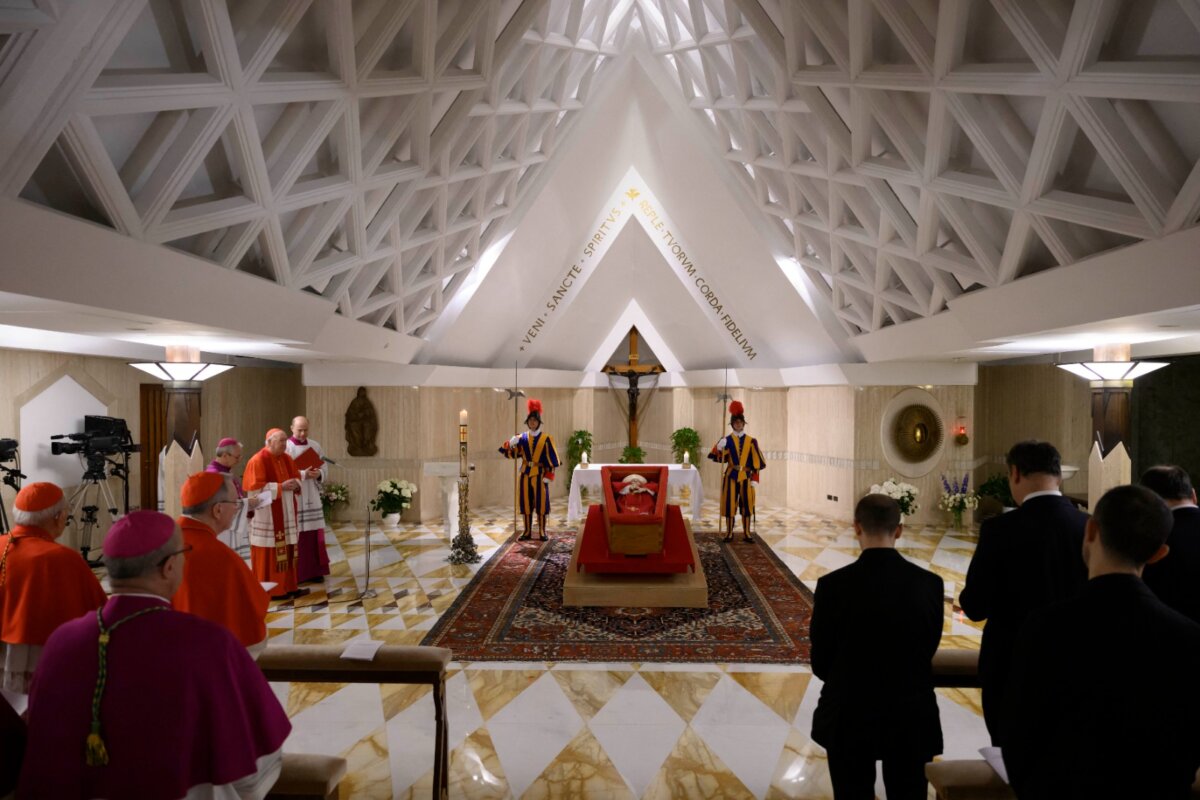 Primeras imágenes del féretro del papa Francisco 1 Primeras imágenes del féretro del papa Francisco