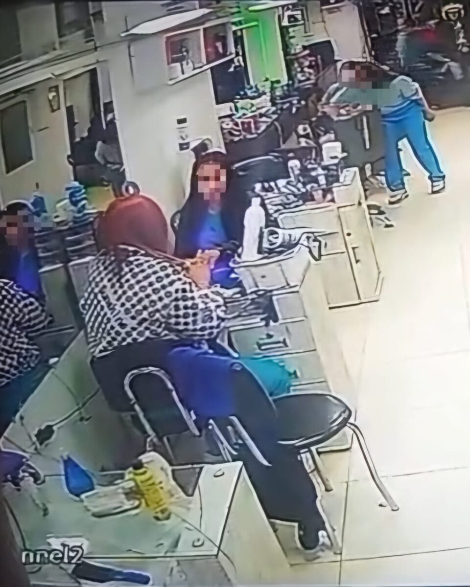 Tragedia en Ciudad Bolívar: Policía asesina a su expareja y se autolesiona 1 Tragedia en Ciudad Bolívar: Policía asesina a su expareja y se autolesiona Policía asesinó a su ex pareja en una peluquería de Ciudad Bolívar y luego atentó contra su vida. Tenía antecedentes por violencia intrafamiliar.