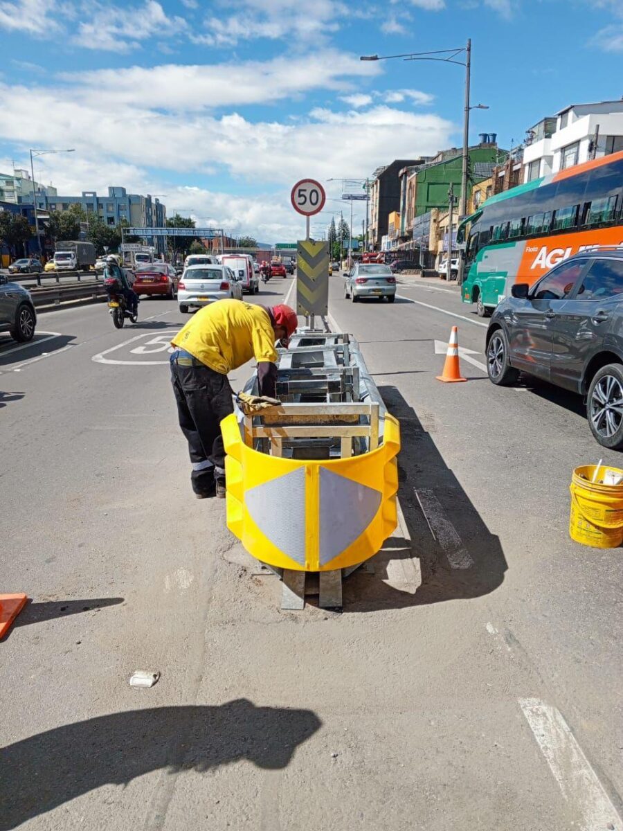 Jóvenes vulnerables ayudan a recuperar las señales de tránsito de Bogotá 4 Jóvenes vulnerables ayudan a recuperar las señales de tránsito de Bogotá Además del trabajo en campo, estos jóvenes reciben apoyo económico y educativo, lo que les permite seguir construyendo su futuro.