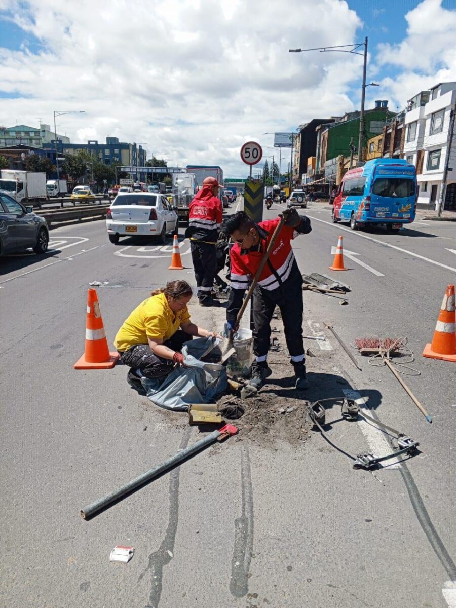 Jóvenes vulnerables ayudan a recuperar las señales de tránsito de Bogotá 3 Jóvenes vulnerables ayudan a recuperar las señales de tránsito de Bogotá Además del trabajo en campo, estos jóvenes reciben apoyo económico y educativo, lo que les permite seguir construyendo su futuro.