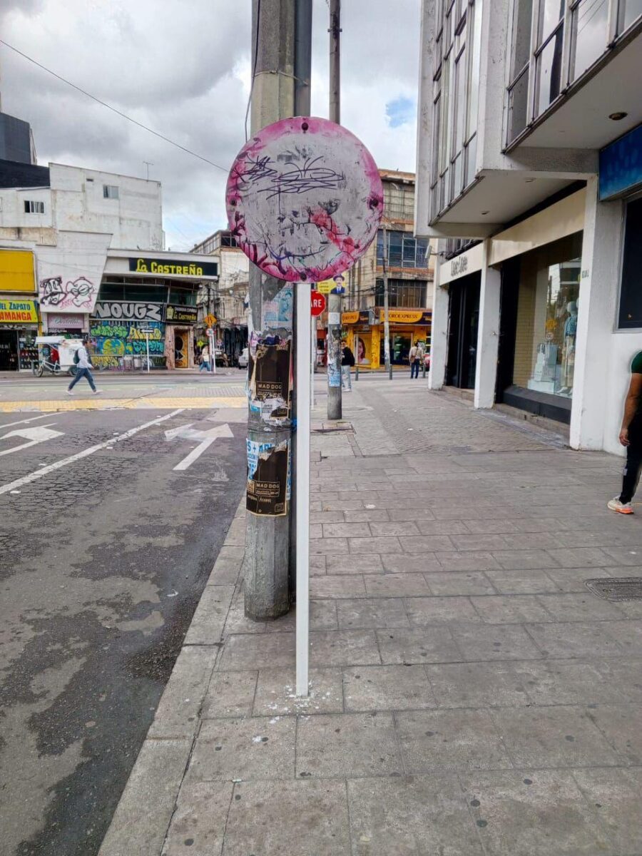 Jóvenes vulnerables ayudan a recuperar las señales de tránsito de Bogotá 1 Jóvenes vulnerables ayudan a recuperar las señales de tránsito de Bogotá Además del trabajo en campo, estos jóvenes reciben apoyo económico y educativo, lo que les permite seguir construyendo su futuro.