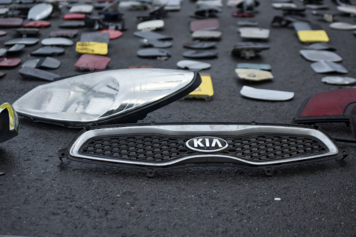 Desmantelan banda de venta de autopartes y vehículos robados en Bogotá 3 Desmantelan banda de venta de autopartes y vehículos robados en Bogotá Los cuatro capturados presentan antecedentes judiciales por delitos como receptación, falsedad marcaria y hurto calificado.