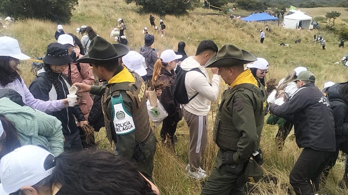 Carabineros de Soacha se sumaron a la celebración del Día del Árbol