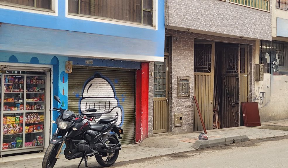 En Suba: reconocido barbero fue asesinado a bala. El hecho quedó registrado en video Heyder Villa, de 42 años, fue asesinado a bala en la barbería donde trabajaba, en Suba Bilbao. Era padre de cuatro menores.