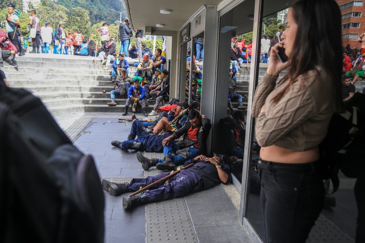 Indígenas bloquearon las entradas del Departamento Nacional de Planeación. La movilidad se vio afectada El bloqueo de la comunidad indígena frente al DNP afectó el servicio de TransMilenio y la movilidad en el centro de Bogotá. También los funcionarios se vieron afectados.