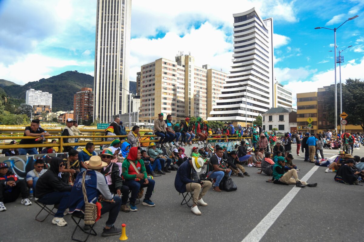 Indígenas bloquearon las entradas del Departamento Nacional de Planeación. La movilidad se vio afectada El bloqueo de la comunidad indígena frente al DNP afectó el servicio de TransMilenio y la movilidad en el centro de Bogotá. También los funcionarios se vieron afectados.