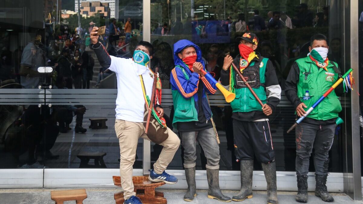 Indígenas bloquearon las entradas del Departamento Nacional de Planeación. La movilidad se vio afectada 4 Indígenas bloquearon las entradas del Departamento Nacional de Planeación. La movilidad se vio afectada El bloqueo de la comunidad indígena frente al DNP afectó el servicio de TransMilenio y la movilidad en el centro de Bogotá. También los funcionarios se vieron afectados.