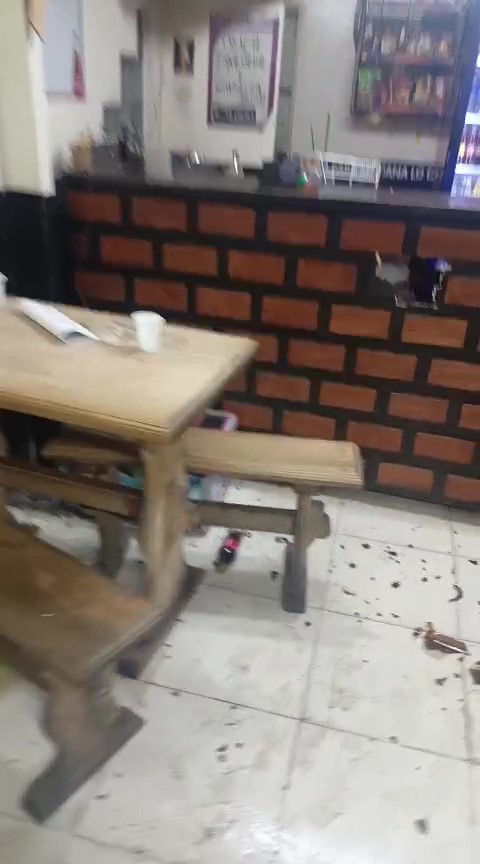 Barristas destruyeron un local por agredir a un joven 2 Barristas destruyeron un local por agredir a un joven La dueña del negocio también asegura que son hinchas conocidos en el sector, los ha visto varias veces reunidos en el área cercana donde ocurrieron los hechos.