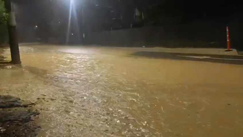 Bomberos reportan inundaciones en Tocaima y Fusagasugá por cuenta de las lluvias 2 Bomberos reportan inundaciones en Tocaima y Fusagasugá por cuenta de las lluvias El aguacero hizo colapsar el sistema de alcantarillado del casco urbano. Aunque, por fortuna, no hubo viviendas afectadas, la situación sí puso en alerta a los vecinos.
