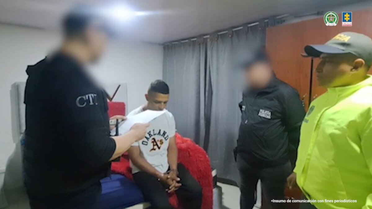 Capturaron a banda que robó $1200 millones del Banco Agrario de El Colegio 2 Capturaron a banda que robó $1200 millones del Banco Agrario de El Colegio Luego de cometer el hurto, los bandidos escaparon en una ambulancia, por eso fueron llamados como 'Los Camilleros'.