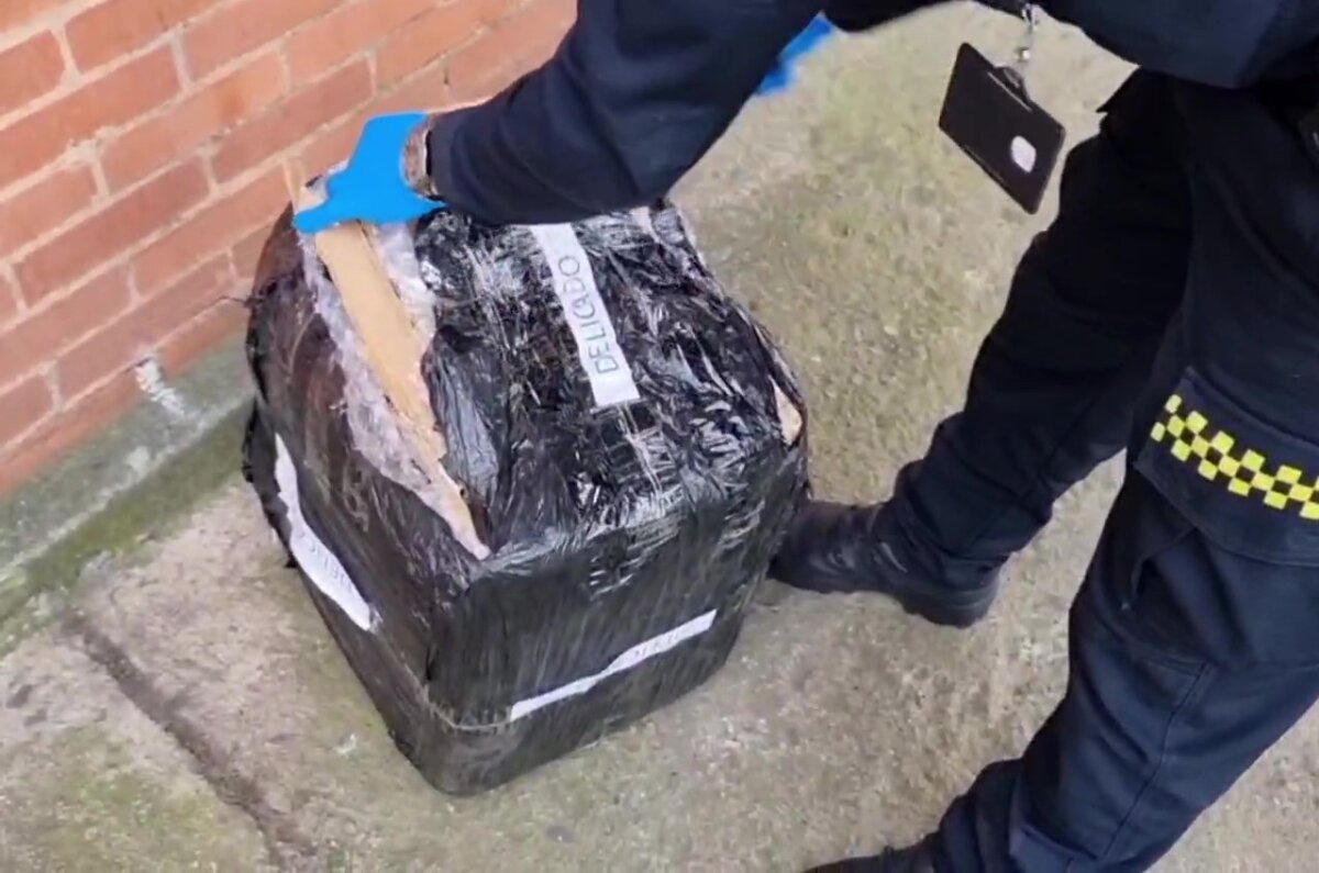 Incautaron 14 kilos de marihuana en el aeropuerto El Dorado