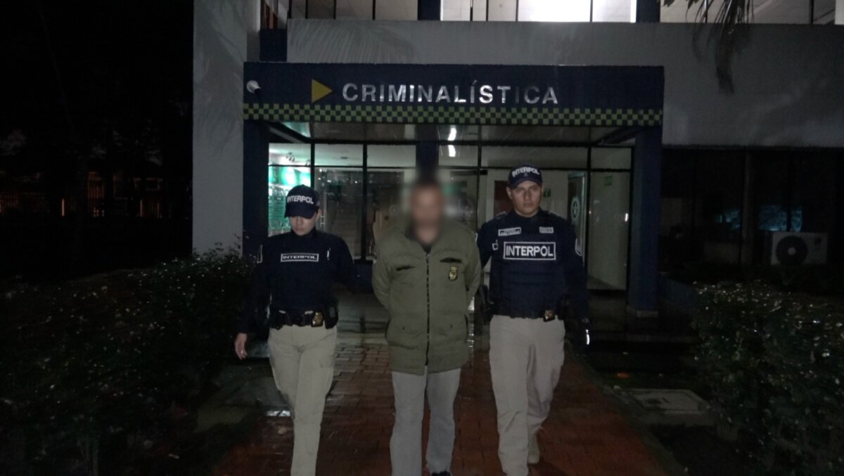 Pedófilo fue capturado en Ciudad Bolívar 2 Pedófilo fue capturado en Ciudad Bolívar De acuerdo con las autoridades, este criminal captaba la atención de los menores ofreciéndoles regalos y dinero; posteriormente, abusaba sexualmente de ellos.