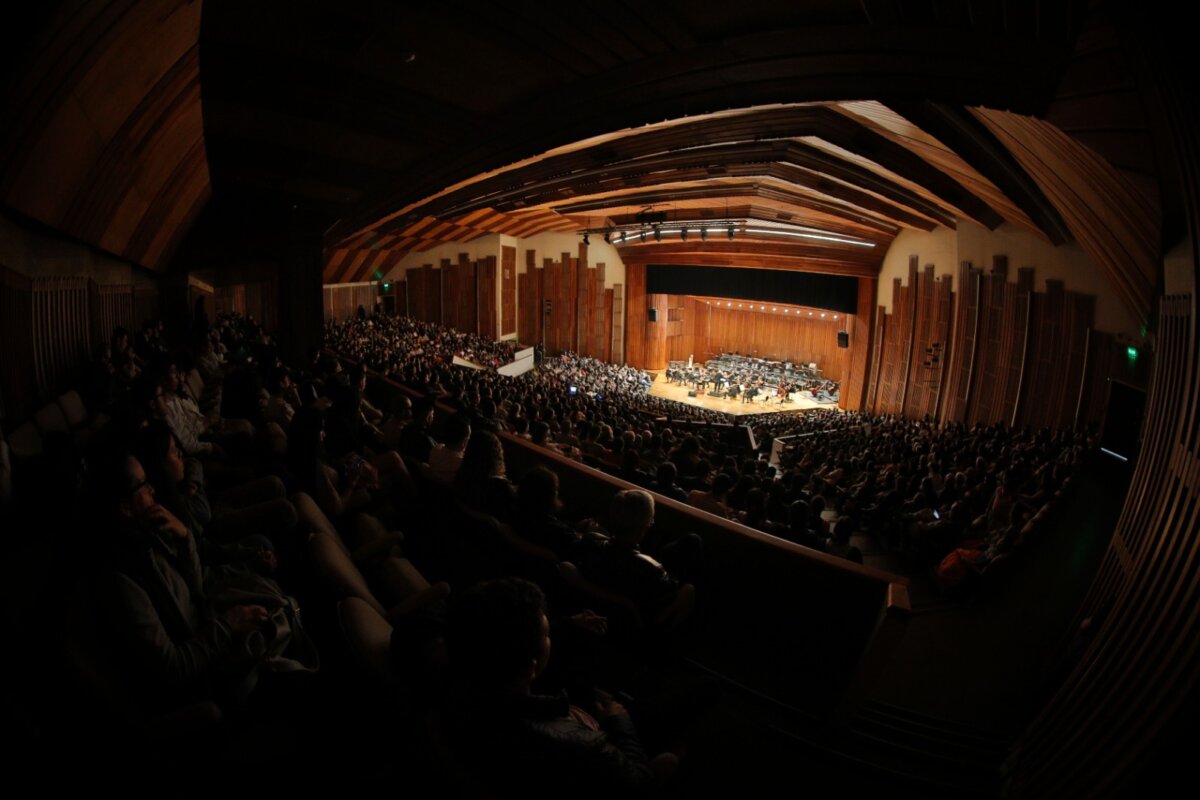 La Filarmónica de Bogotá tendrá una nueva serie de conciertos en el León de Greiff 1 La Filarmónica de Bogotá tendrá una nueva serie de conciertos en el León de Greiff Este sábado, con entrada libre en el coliseo León de Greiff, la Filarmónica de Bogotá estrenará un repertorio inspirado en tres reconocidos autores, dos de ellos latinoamericanos.