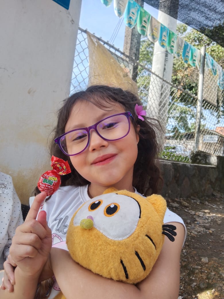 Valeria sueña con tener sus orejitas Valeria nació con una condición llamada microtia bilateral, la cual consiste en una malformación congénita que afecta a ambos oídos, haciendo que estén deformados o, como en el caso de Valeria, ausentes.