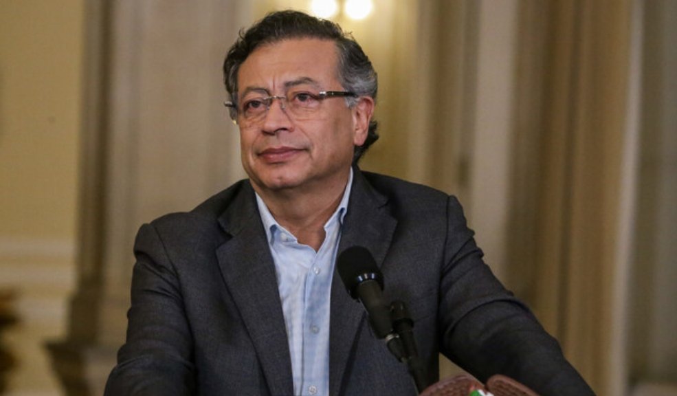 La Corte suspende provisionalmente la investigación del CNE contra Petro La suspensión provisional se mantendrá hasta que la Corte Constitucional emita una sentencia definitiva sobre la tutela presentada por el presidente Petro.