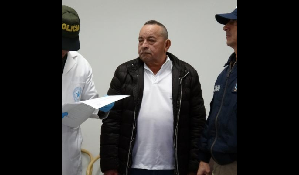 Vendetta verde: las claves del asesinato del 'Zar de las esmeraldas' Dar un solo nombre al conflicto entre esmeralderos es difícil, sin embargo, hay varios nombres a tener en cuenta; el primero es ‘Cunas’, una mina en Maripí (Boyacá) que desencadenó una guerra entre socios. Uno de ellos es Pedro Rincón, alias ‘Pedro Orejas’ (Izq.), quien se encuentra extraditado en EE. UU. desde 2018, y junto a ‘Otoniel’ ordenó un atentado contra Hernando Sánchez, que se dio en octubre de 2012 en un almacén de la Zona Rosa de Bogotá, en donde sobrevivió a 9 disparos. Y otro contra ‘Pedro Pechuga’ en octubre de 2023. Los dos personajes eran socios de Julio Lozano Pirateque, alias ‘Patricia’ (Der.), otro zar de las esmeraldas que estuvo preso en EE. UU. por narcotráfico y hoy se encuentra en Dubai; fue señalado por Petro el año pasado de coordinar un plan para asesinarlo y también suena como posible autor de los hechos.
