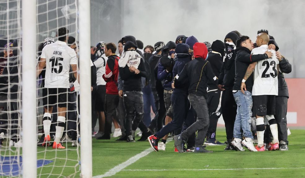 ¡Atención! Dos hinchas de Colo Colo mueren en una estampida, durante un partido de Copa Libertadores 1 ¡Atención! Dos hinchas de Colo Colo mueren en una estampida, durante un partido de Copa Libertadores Tragedia en la Copa Libertadores. Este jueves, mientras se disputaba el partido entre Colo Colo de Chile y Fortaleza de Brasil, dos menores perdieron la vida en una estampida. Las autoridades investigan el hecho ocurrido en el estadio Monumental de Santiago.