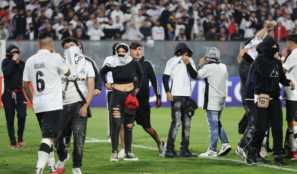 ¡Atención! Dos hinchas de Colo Colo mueren en una estampida, durante un partido de Copa Libertadores Tragedia en la Copa Libertadores. Este jueves, mientras se disputaba el partido entre Colo Colo de Chile y Fortaleza de Brasil, dos menores perdieron la vida en una estampida. Las autoridades investigan el hecho ocurrido en el estadio Monumental de Santiago.