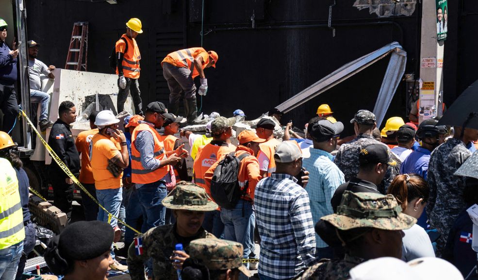Sube a 44 el saldo de muertes por colapso de techo en discoteca de República Dominicana 3 Sube a 44 el saldo de muertes por colapso de techo en discoteca de República Dominicana Al menos 44 personas murieron tras el colapso del techo de una conocida discoteca durante la madrugada de este martes en Santo Domingo, informaron las autoridades dominicanas al ofrecer un nuevo balance.