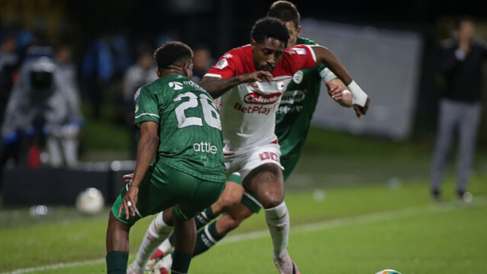 Santa Fe no despega bajo el mando de Jorge Bava: perdió con La Equidad en Techo Santa Fe vive una difícil situación en la Liga. El conjunto 'Cardenal' perdió una posibilidad valiosa de convertirse en líder de la Liga al perder 2-1 con La Equidad.