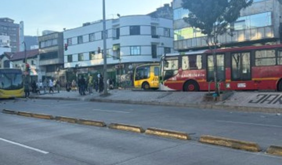 Protestas de indígenas colapsan el tráfico de Bogotá