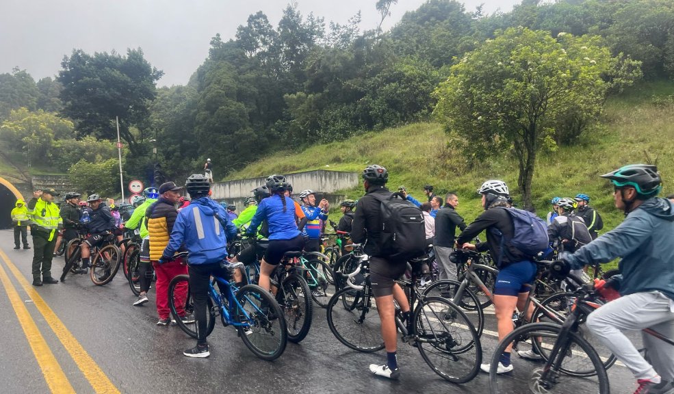 Trancón en el Boquerón: ciclistas siguen con sus planes, pese a cancelación de carrera 2 Trancón en el Boquerón: ciclistas siguen con sus planes, pese a cancelación de carrera Con el poco tiempo de aviso, muchos ciclistas no se enteraron de la decisión, algunos se enteraron en medio de la vía hacia Villavicencio.