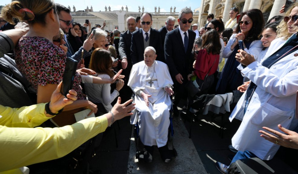 El papa Francisco reapareció en la Plaza de San Pedro