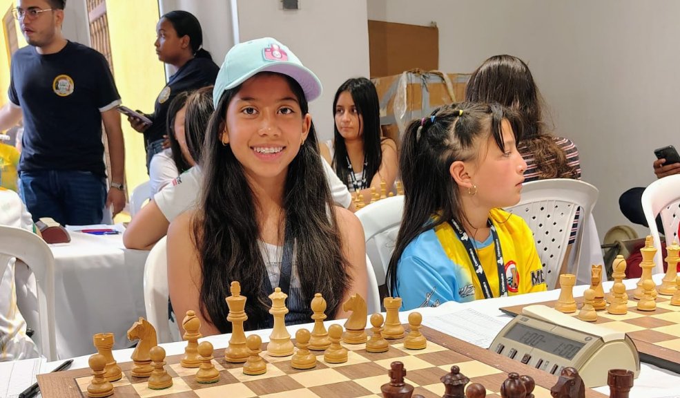 Soacha tiene su maestra en ajedrez A sus 13 años Juliana Leguizamo ha encontrado en el ajedrez una pasión y un talento que le han dado la posibilidad de sobrepasar fronteras. Luego de destacar en varios Torneos a nivel Nacional, Juliana, en el segundo semestre de este año (del 30 de agosto al 5 de septiembre), representará a Colombia en un Panamericano Escolar de ajedrez en Brasil.