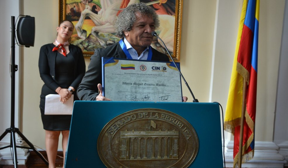 El profe Gamero recibió importante reconocimiento en el Congreso de la República