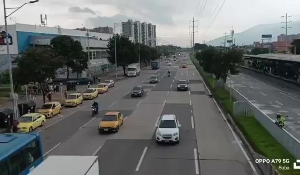 Así está la movilidad para salir de Bogotá este jueves santo Aunque la cantidad de vehículos que salen de la ciudad es mayor a comparación de los días anteriores de la 'semana mayor', las autoridades de tránsito reportan que el tráfico se comporta de una manera normal.