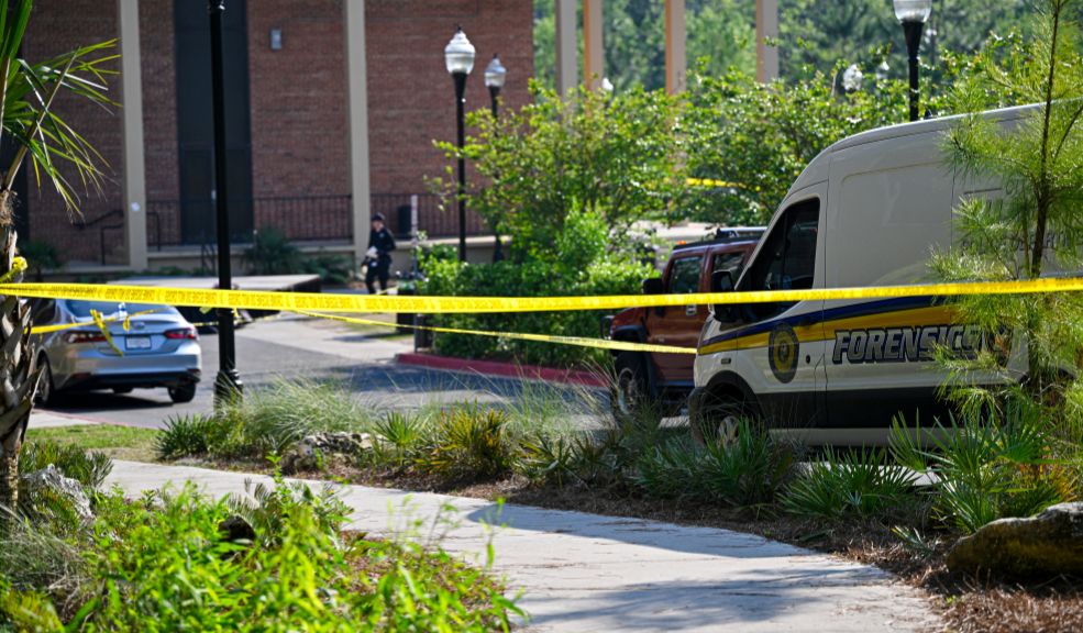 Dos fallecidos y seis heridos deja tiroteo en una universidad de Florida, Estados Unidos Dos personas fallecieron tras un tiroteo este jueves en la Universidad Estatal de Florida, en el sur de Estados Unidos, informaron las autoridades. Hubo también seis heridos, incluido el autor del hecho.