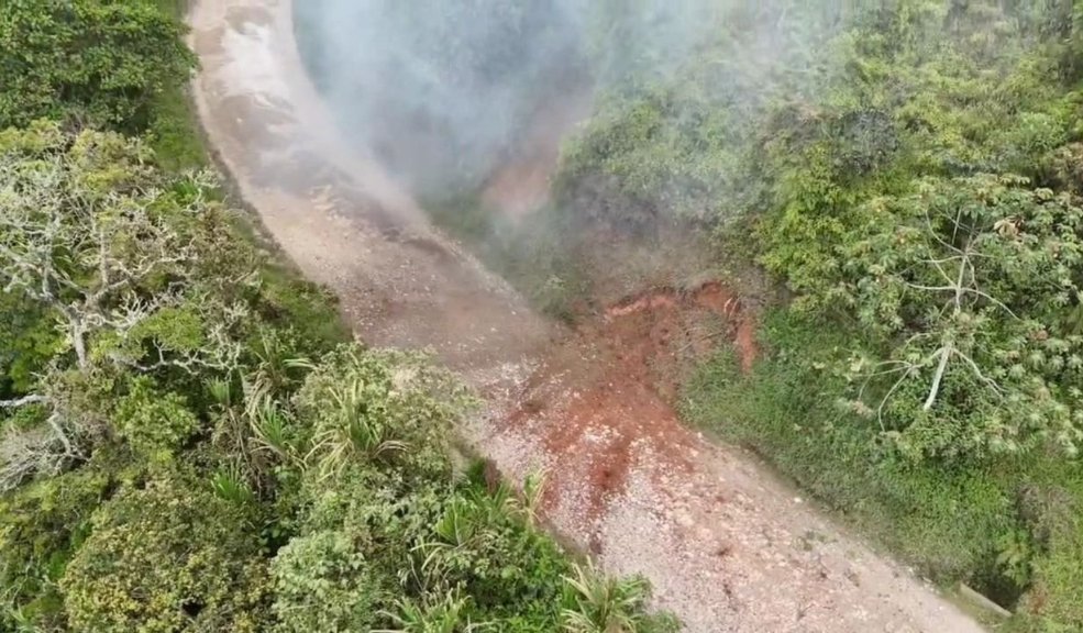 Desactivan más de 100 kilos de explosivos en el Cañón de Micay Según la inteligencia militar, estos artefactos habrían estado ocultos por más de dos semanas, con un sistema listo para activar y dejar una afectación de más de 100 metros.