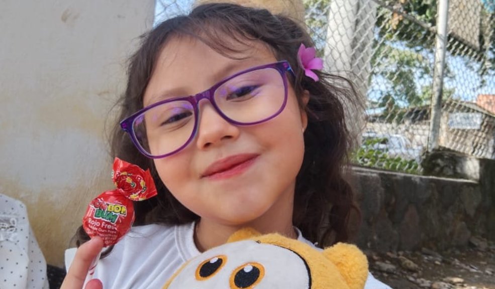 Valeria sueña con tener sus orejitas 6 Valeria sueña con tener sus orejitas Valeria nació con una condición llamada microtia bilateral, la cual consiste en una malformación congénita que afecta a ambos oídos, haciendo que estén deformados o, como en el caso de Valeria, ausentes.